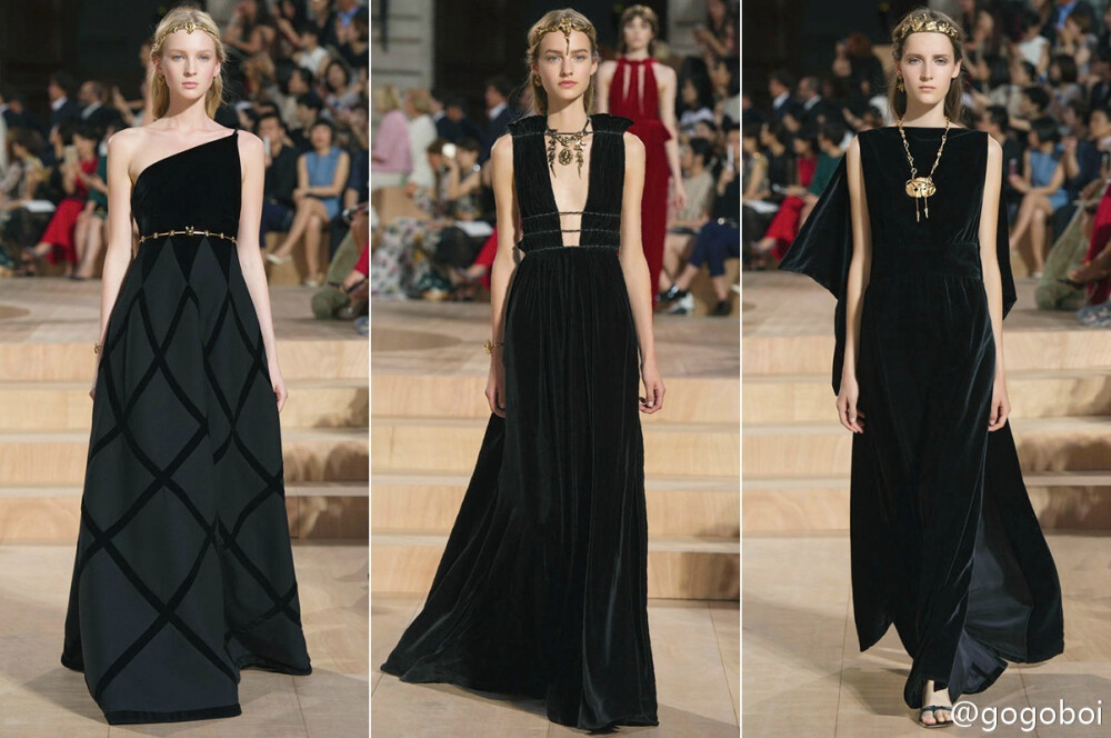 Valentino 2015高级定制系列之黑色篇｜模特们是拜占庭公主和文艺复兴时期的少女，她们穿着现代版的教士袍、罗马浴袍和斗篷，戴着神话故事里的动物冠冕和项链，庄严、神秘、脱俗……这场秀就像一场穿越时空的梦，带我们回到了罗马帝国、拜占庭帝国和中世纪的罗马