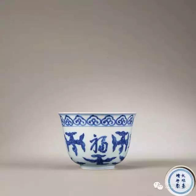 明嘉靖 青花福寿康宁云鹤纹仰钟式碗 直径13.2cm 高9.4cm 估价：650,000－950,000 人民币 成交价：2,760,000 人民币（含佣金）