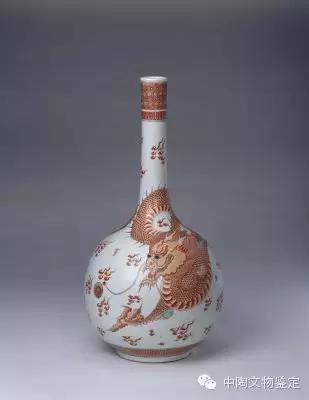 矾红彩描金云龙纹直颈瓶，清康熙，高42.2cm，口径4.2cm，足径12cm 黄彩：康熙五彩、斗彩中的黄彩是以氧化铁为着色剂的铁黄，由铁黄铅釉（汉代）发展而来，康熙以前的黄彩和黄釉只有铁黄一种。不含铅纯矾红料中加入适量的卵石粉就成为铁黄料。康熙珐琅彩和雍正粉彩中的黄彩是以氧化锑为着色剂的锑黄