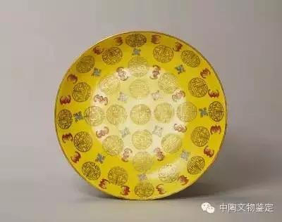 黄地红蝠金彩团寿字纹盘，高5.7cm，口径27.9cm，足径17.1cm 珐琅彩：是康雍乾极为名贵的御器，俗称“古月轩”瓷器。明永乐时期开始有种工艺在铜胎上以蓝为地色，掐以铜丝，填上红黄蓝绿白色釉烧成，其蓝色以景泰年…