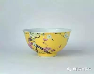 黄地珐琅彩梅花纹碗，高6.2cm，口径12cm，足径4.6cm