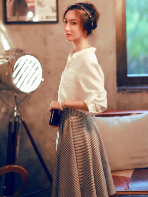 条纹棉质伞裙非常清新，无翻领白色亚麻衬衫少了份正式，多了些休闲感，整体淑女又优雅。