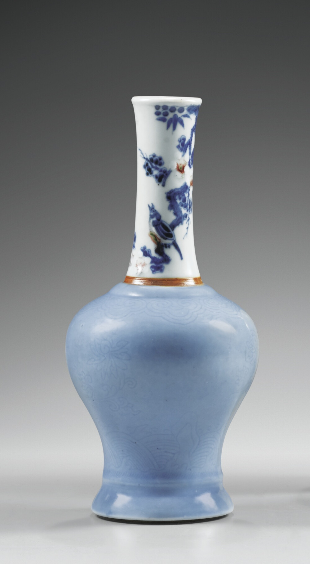 Vase en porcelaine émaillée bleu Dynastie Qing, XIXE siècle A BLUE-GLAZED BOTTLE VASE, QING DYNASTY, 19TH CENTURY 估價 5,000 — 8,000 EUR