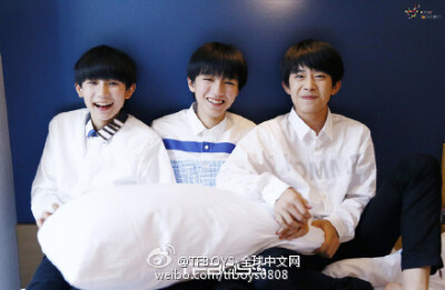 #TFBOYS#三只，因为梦想会发光，所以无论身处多么漆黑的角落，也总能有一束亮光，引领你们前往，风雨兼程。十年约定，从未忘记希望你们三个一直走下去，四叶草愿意陪伴你们走过未来的每一个十年。我也一直坚信着“就…