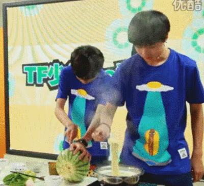 凯源吧官博 #凯源# #TFBOYS# 哈哈哈太可爱了！！ @王炸妍酱 #凯源# 凯：“小一点，关了关了。”“我给你说这个要小一点马上，等会佐料……”源：“”你牛你牛~”然后凯就被逗笑了，呜你牛你牛的语气真的特可爱！！！