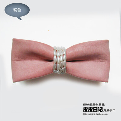  http://pipiriji.taobao.com皮皮日记(原创真皮手工设计师品牌)，淘宝搜店铺：皮皮日记。一个设计师的头层牛皮羊皮真皮手工店，主要材料为头层牛皮羊皮、天然石等等，有真皮包包、真皮发夹发箍、男女胸针项链饰品、…