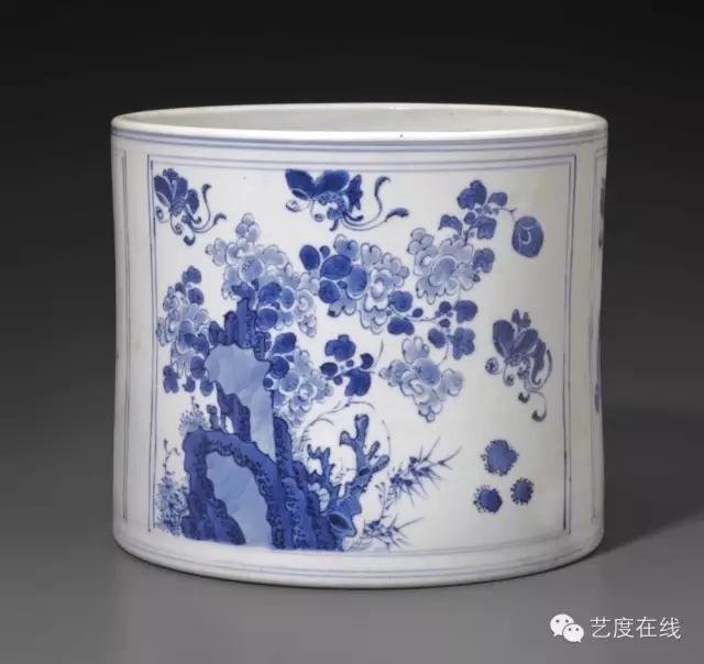 清康熙 青花開光花蝶圖筆筒 直径18.5cm 估价：10,000－15,000 美金 成交价：50,000 美金（含佣金） 纽约佳士得2015年亚洲艺术品春拍