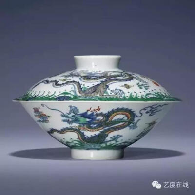 清雍正 鬥彩雲龍紋蓋盌 雙圈三行六字楷書款 宽20.9cm 估价：400,000－600,000 港币 成交价：1,000,000 港币（含佣金） 香港佳士得2015年春拍