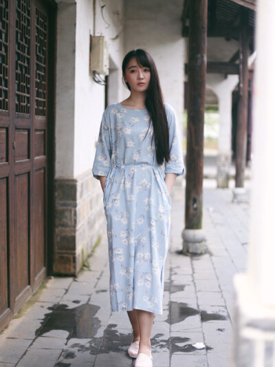 复古风的浅蓝花棉麻连衣裙,特别喜欢的颜色,面料有点厚度.不过棉麻的很透气