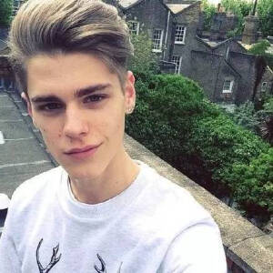 看看帅哥们都是什么发型