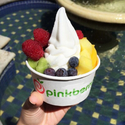 洛杉矶特色冰淇淋店pinkberry 推出的自选水果搭配冰淇淋