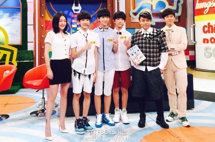 #TFBOYS台湾行#还记得去年暑假到《康熙来了》的探班吗？时隔一年，今天终于如约正式来做客啦！感谢 @小S @蔡康永 @陈汉典 以及各位工作人员对TFBOYS三人的关照。大家多多期待节目的播出吧！P.S. 想要正面自拍照的请找王大源吧！