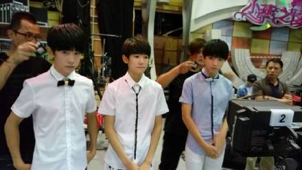 【快訊／大陸最強偶像男孩團體 @TFBOYS 光臨《@康熙來了 》】TFboys三個小男生以平均14歲的年齡出道，由王俊凱、王源、易烊千璽三人組成，出道短短2年爆紅，被媒體譽為「陸版 小虎隊」22日中午將參與《康熙來了》的錄影，一下車就被熱情粉絲們瘋狂拍攝，現場尖叫聲不斷?。▓D／中天電視提供）