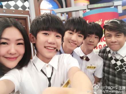 #TFBOYS台湾行#本来你们让我发自拍的正面照一开始我是拒绝的……但是你们的 @ 也太多了吓坏本宝宝了，我要去吃台湾美食喽！