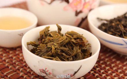 【剩茶叶别丢了！有大用】1.吃了生葱、蒜以后，嚼茶渣可消除异味。2.可以去掉容器里的腥味和葱味。3.可用来擦洗油腻的锅碗或木、竹桌椅。4.把剩茶叶晒干，放到厕所或沟渠里燃熏，可消除恶臭，还可驱除蚊绳。5.长期使用剩茶叶水洗头，可使头发乌黑发亮。6.用剩茶叶水来泡脚，可去异味，还能助睡眠。