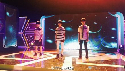 #PPS综艺播报#【爱奇艺独家《娱乐百分百》TFboys特辑（上）】L娱乐百分百之TFboys 听见队友的声音 首次在台录节目获粉丝热情欢迎，表示“超级感谢”并送上亲笔签名板；王俊凯:“第一次来台录节目有点紧张”。王源:“签名像香肠烤肠，因为喜欢吃烤肠”。易烊千玺:“这个EP是我们喝了苦茶才换回来的EP，希望大家喜欢”。