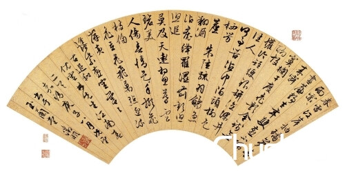 1540年作 行书和倪云林《江南春》二首 扇面 水墨金笺 19×53.2cm 题识：春雷江岸抽璚笋，春雨霏霏画帘静。去年双燕不归来，寂寞栏干度花影。金钱无聊故欢冷，短绠银瓶泣深井。佳人何事苦沾巾？陌头柳色栖芳尘。朱弦疏，羽觞急，翻酒沾裙绛罗湿。前欢悠悠追莫及，天远相思暮云碧。美人伤春情邑邑，手捻花枝傍花立。花飞万点逐流萍，黄蜂紫燕空营营。古追和倪云林先生江南春二首。嘉靖庚子八月既望出于玉兰堂，徵明。 钤印：徵明 鉴藏印：宫子行玉父共欣赏、金匮廉泉桐城吴芝瑛夫妇共欣赏之印、廉吴审定