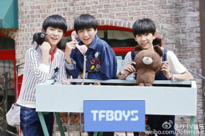 @TFBOYS组合 《宠爱》舞蹈版正式上线。三小只@TFBOYS-王俊凯 @TFBOYS-王源 @TFBOYS-易烊千玺 暑假忙不停，承诺给大家的《宠爱》官方舞蹈版于今日如约而至。三人的舞蹈表现延续着《青春修炼手册》朗朗上口、轻松欢快…