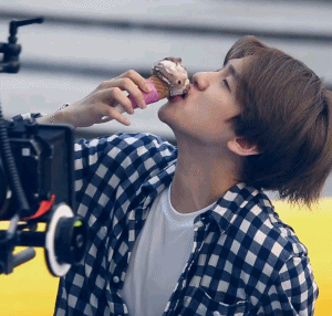 Baskin Robbins #EXO# Making Film视频一则，在线：L【Tokki】150723 Baskin Robbins EXO Making Film BR CF拍摄花絮，清爽的夏日风 ~