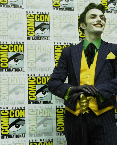 在圣地亚哥举办comiccon上出现的神级Joker cosplay 简直是粉丝们视觉的饕餮盛宴啊