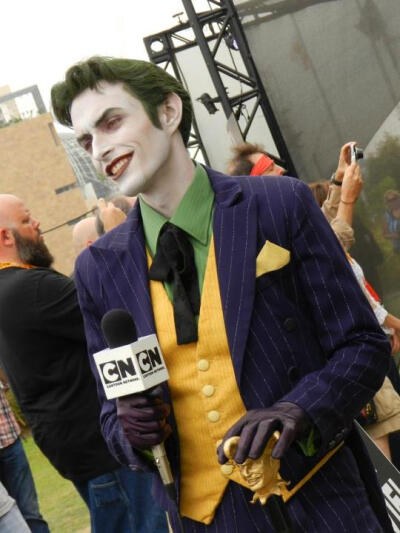 在圣地亚哥举办comiccon上出现的神级Joker cosplay 简直是粉丝们视觉的饕餮盛宴啊