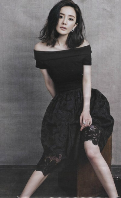 #杨幂# #杨幂怦然星动# #杨幂小时代4# #杨幂恋爱中的城市# #杨幂我是证人# 你幂《精品购物指南》扫图，因为扫描仪尺寸问题，有BUG，求轻拍