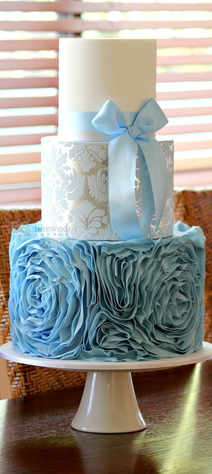 包含蓝色元素的婚礼蛋糕