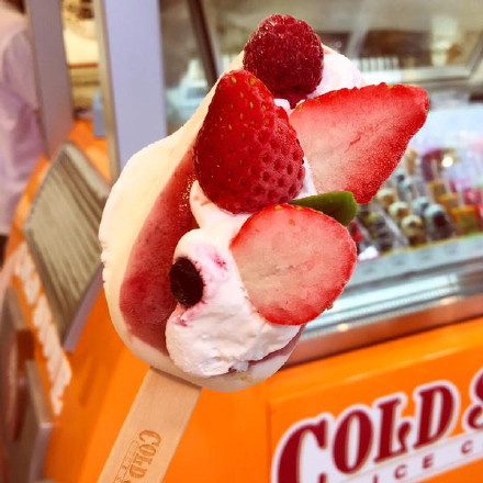 Cold Stone Creamery Japan 2015年6月上旬推出新品牌「Cold Stone・IceCandy」 分别有 蛋糕型的，冰淇淋型的和水果刨冰款3种类型。冰淇淋加水果加奶油可爱又美味~ 2015年6月9日 ～6月22日在新宿 ALTA 正门前就有卖哦