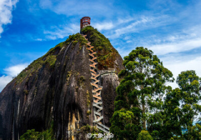 【The Rock of Guatapé】Guatape是哥伦比亚的一个小城镇，因为一块巨石而吸引了许多游客。这块奇怪的石头形成于数百万年前，曾是塔阿美人的祭拜对象。这块巨石最高处约有海拔2135米，如今搭起楼梯后看上去像是被缝上…