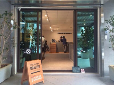 進門就見咖啡師，三分之一的空間給烘豆機，感覺就很簡單是咖啡店沒有別的有的沒的。「GOODMAN roaster」，台北市天玉街110號（天母）#B162#