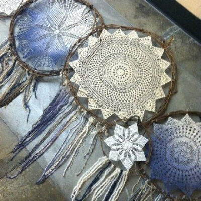 捕梦网（dreamcatcher）是北美奥吉布瓦人的文化中一种手工艺品，使用柳树来做框，中间编织著松散或紧密的网。奥吉布瓦人相信挂上捕梦网能够“捕捉”好梦，阻挡恶梦。捕梦网有祈求平安并带来好运之意义，并可驱除恶梦…