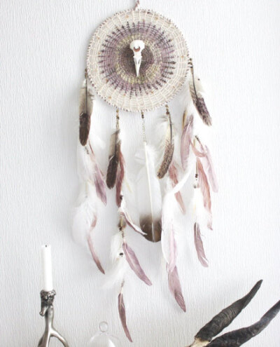 捕梦网（dreamcatcher）是北美奥吉布瓦人的文化中一种手工艺品，使用柳树来做框，中间编织著松散或紧密的网。奥吉布瓦人相信挂上捕梦网能够“捕捉”好梦，阻挡恶梦。捕梦网有祈求平安并带来好运之意义，并可驱除恶梦…