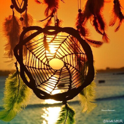 捕梦网（dreamcatcher）是北美奥吉布瓦人的文化中一种手工艺品，使用柳树来做框，中间编织著松散或紧密的网。奥吉布瓦人相信挂上捕梦网能够“捕捉”好梦，阻挡恶梦。捕梦网有祈求平安并带来好运之意义，并可驱除恶梦…