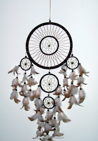 捕梦网（dreamcatcher）是北美奥吉布瓦人的文化中一种手工艺品，使用柳树来做框，中间编织著松散或紧密的网。奥吉布瓦人相信挂上捕梦网能够“捕捉”好梦，阻挡恶梦。捕梦网有祈求平安并带来好运之意义，并可驱除恶梦…