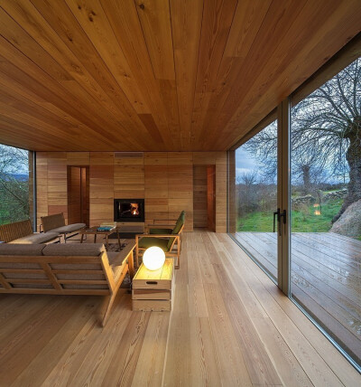 创意 另类 吊顶 实景图 实木家具 客厅 木材装饰 沙发 田园风格 自然装修 落地灯