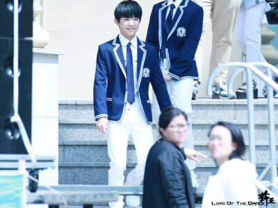 去看热闹背后无限广袤的世界。