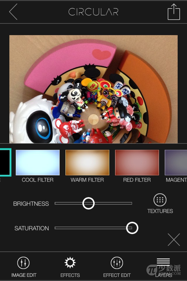ircular+ 的界面设计简单明了很容易上手，动动手指就可对已生成的图片进行编辑，缩放和旋转和复制图像，你还可以为图像添加滤镜。不管是唯美的星空卫星环绕、夜幕下独立的城市、亦或钢铁的凌厉感觉，你都可以发挥想像力试着做出特效。