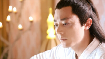 #花千骨# 随着剧情庞大脉络的铺开，《花千骨》的虐心副本即将正式开启，尊上能否光环闪现破解卜元鼎奇毒成为通过副本的关键之一。剧照中身陷剧毒的霍建华再度帅出新高度，风华气度不减。精彩尽在每周日周一晚10点，@…