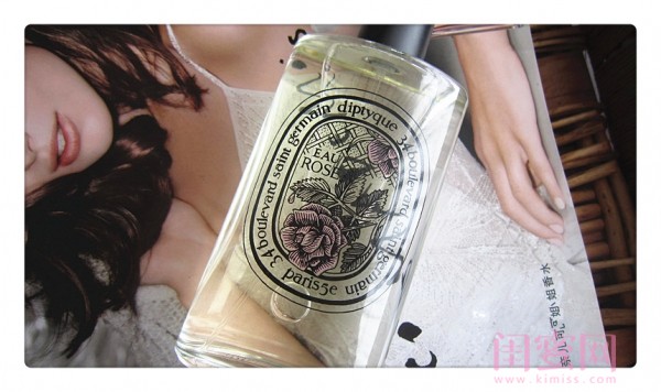 diptyque的EAU ROSE,玫瑰之水，这是三瓶里我最爱的一瓶，这种优雅清淡，混合着荔枝果香的玫瑰味，完全没有其他玫瑰香水那种侵略性，而是温柔的把你包裹在非常轻柔，舒服的果香玫瑰中，让人感觉很安静很放松，它的玫瑰味属于很朴实却很有存在感，我使用它时被很多人问过，这是什么香水，好好闻，好舒服，喷上它我真的感觉一…