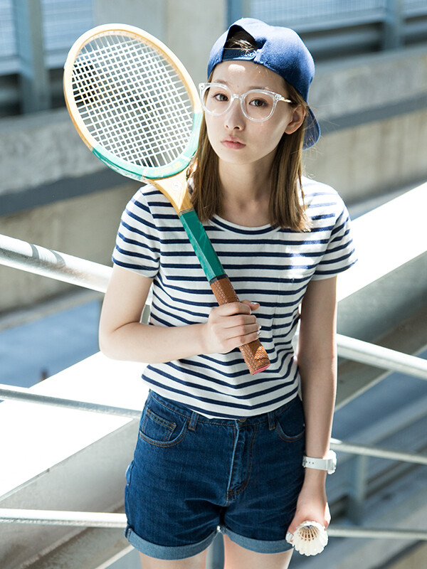 经典的条纹配牛仔在夏日将青春进行到底。