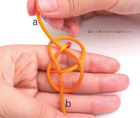 双线纽扣结也就是利用两根线编成纽扣造型的结式，它属于较实用的结。因其结形小巧，且最大的特点是不易松散，因此就常常被用于编制一些结饰的开端或是结尾，有时双线纽扣结也被用来编制项链或是腰带中间的装饰结，也是别有一番风味的哦。