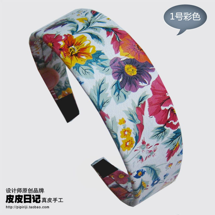 http://pipiriji.taobao.com皮皮日记(原创真皮手工设计师品牌)，淘宝搜店铺：皮皮日记。一个设计师的头层牛皮羊皮真皮手工店，主要材料为头层牛皮羊皮、天然石等等，有真皮包包、真皮发夹发箍、男女胸针项链饰品、真皮小件。独家原创设计，打造定制个性真皮天然石男女饰品。