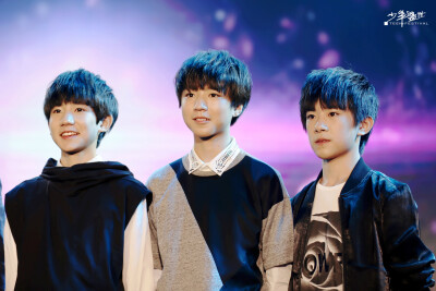 2014/8/27#TFBOYS#【“你的双眼一直明亮，脚步一直轻快，跳舞打着节拍吹口哨，梦里都是春风和煦。除了希望你永远快乐，我想不到其他的祝福。”开学快乐三个小少年，开学第一课开始啦！】#少年盛世#