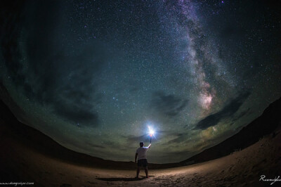 鱼眼镜头在星野摄影中的优势： 1.宽广而带有特殊畸变的视角，可以制造独特的视觉体验 2.极近的对焦距离，为拍摄提供了更多可能   鱼眼镜头在星野摄影中的劣势： 1.由于其独特的镜头畸变，掌握不好容易导致构图怪…