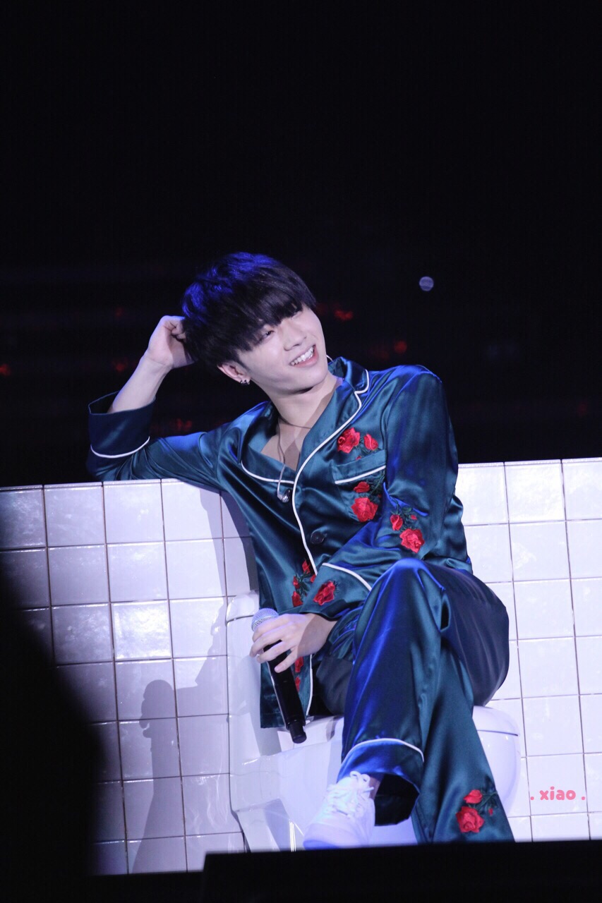 火星撞到上海滩# 【@华晨宇yu 火星演唱会睡衣趴9p】一早来个睡衣排 