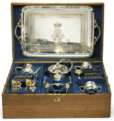 19世纪贵族富人们出行百宝箱。箱内五花八门的日用品制作都非常精美。