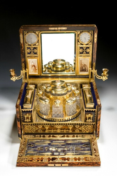 19世纪贵族富人们出行百宝箱。箱内五花八门的日用品制作都非常精美。