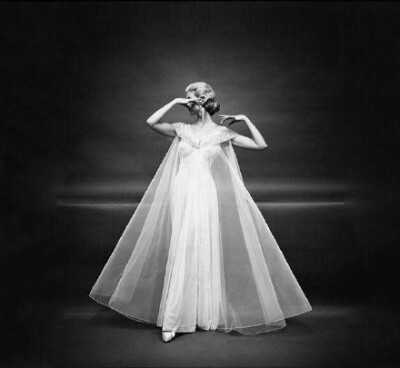 凝聚永恒之美，持续60年的优雅 。1953年Mark Shaw 为《Vanity Fair》杂志所摄。