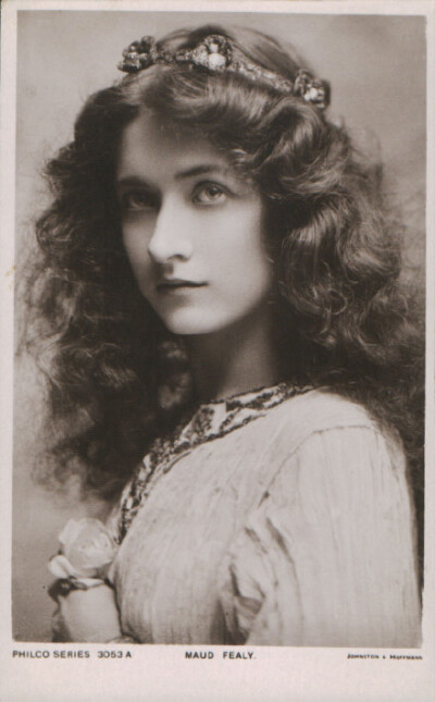 Maude Fealy，美国舞台和无声电影女演员。 1911年她出演了她的第一部无声的电影。