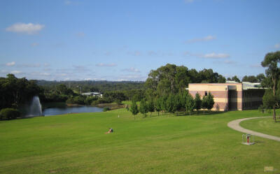 悉尼大学（The University of Sydney）是坐落于澳大利亚第一大城市悉尼的一所世界顶尖研究型学府。始建于1850年，是澳大利亚和大洋洲第一所大学。